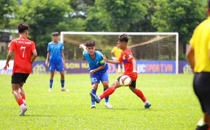 An Giang (áo xanh) ngược dòng đánh bại CLB TP.HCM. Ảnh: Trung Đặng