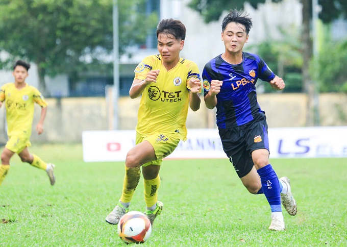 Hà Nội (áo vàng) cũng thắm đậm HAGL. Ảnh: Trung Đặng