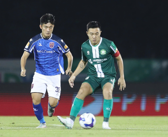 Xuân Trường chính thức ra mắt trong màu áo Đông Nai. Ảnh: Anh Khoa