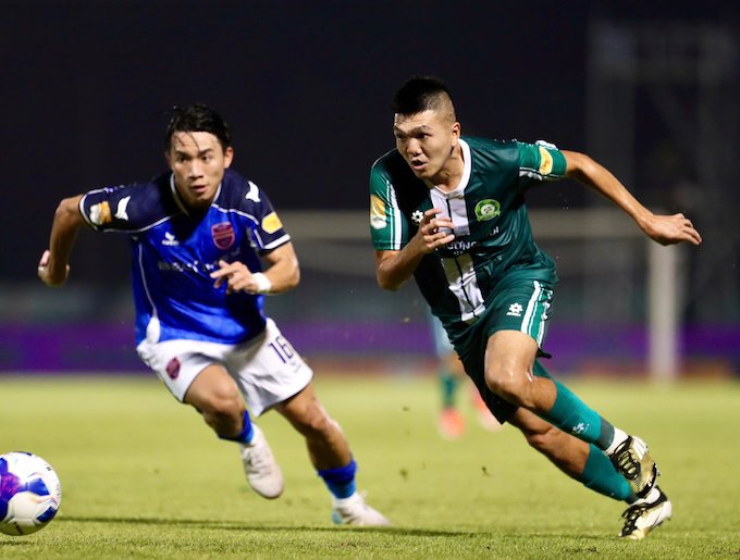 Pha tranh bóng quyết liệt của cầu thủ hai đội. Ảnh: Anh Khoa