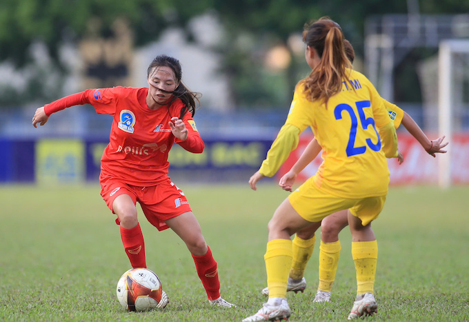 Tấn công nhiều, nhưng các cô gái PP Hà Nam (áo đỏ) không thể ghi bàn. Ảnh: Phan Tùng
