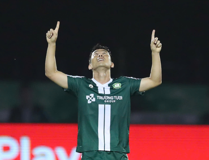 Niềm vui của Minh Vương khi có bàn thắng cho Đồng Nai. Ảnh: Anh Khoa