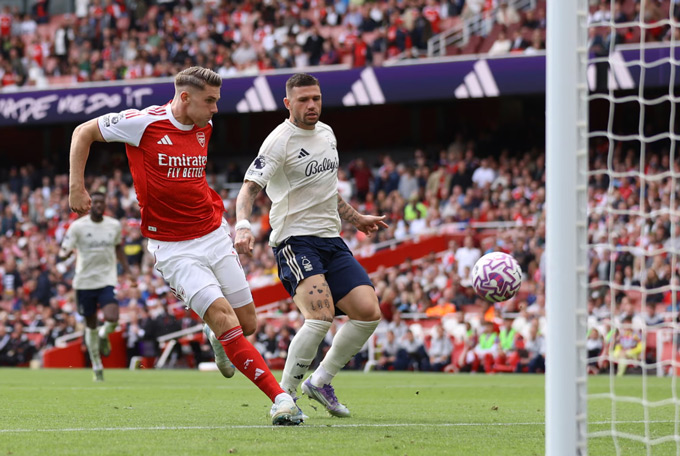 Gyokeres đệm bóng chuẩn xác giúp Arsenal đào sâu cách biệt trước Nottingham
