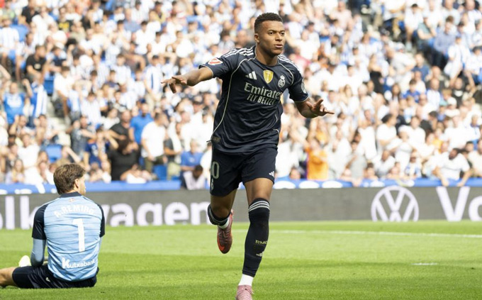 Kylian Mbappe trong hình bóng Karim Benzema