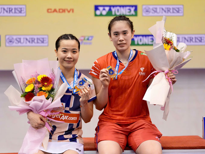 Thùy Linh ngậm ngùi giành ngôi á quân trong khi Yanyan (phải) giành ngôi vô địch. Ảnh: THANH NIÊN