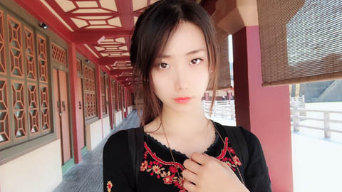  Vương Thi Mông: Nàng MC mới toanh, đe dọa 'ngôi hậu' của Rita tại LPL