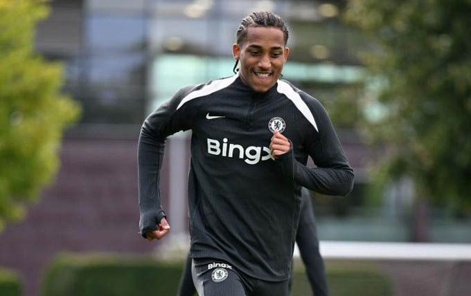 Joao Pedro làm hết khả năng để giúp Chelsea