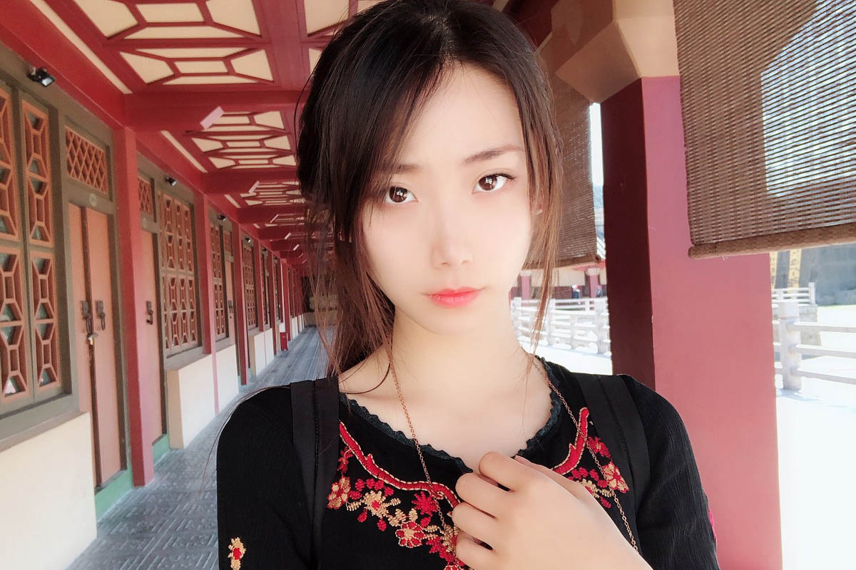 Nhan sắc nổi bật của nữ MC tân binh Vương Thi Mông