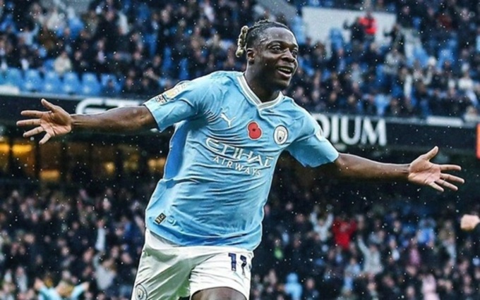 Jeremy Doku thi đấu rất lắt léo