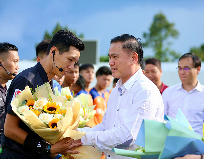 Phó chủ tịch VFF Trần Anh Tú tặng hoa động viên tổ trọng T