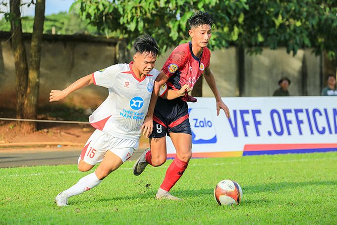 Nam Định (áo trắng) ngược dòng trước CAHN. Ảnh: Trung Đặng