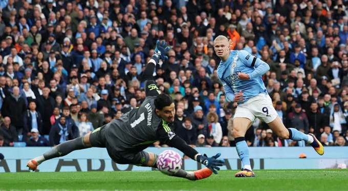 Haaland ghi bàn từ những pha phản công của Man City