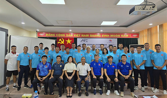 Công Vinh là lớp trưởng của khóa học HLV bằng B AFC do VFF tổ chức tại Hà Tĩnh