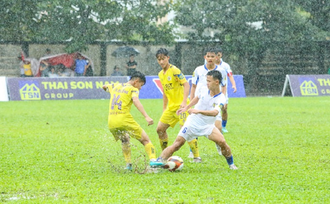 SLNA hòa Hà Nội trong trận "thủy chiến". Ảnh: Trung Đặng 