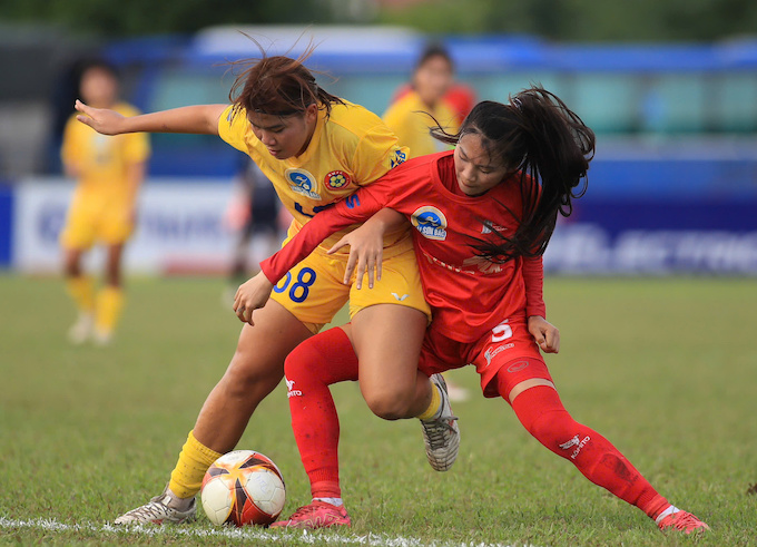 PP Hà Nam (áo đỏ) đã không thể thắng được TP.HCM II. Ảnh: Phan Tùng