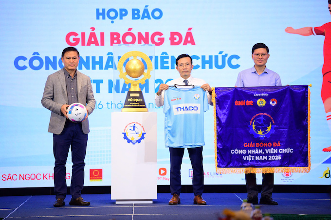 Các thành viên trong BTC công bố bộ giao diện thương hiệu của giải. Ảnh: Thiện Đức