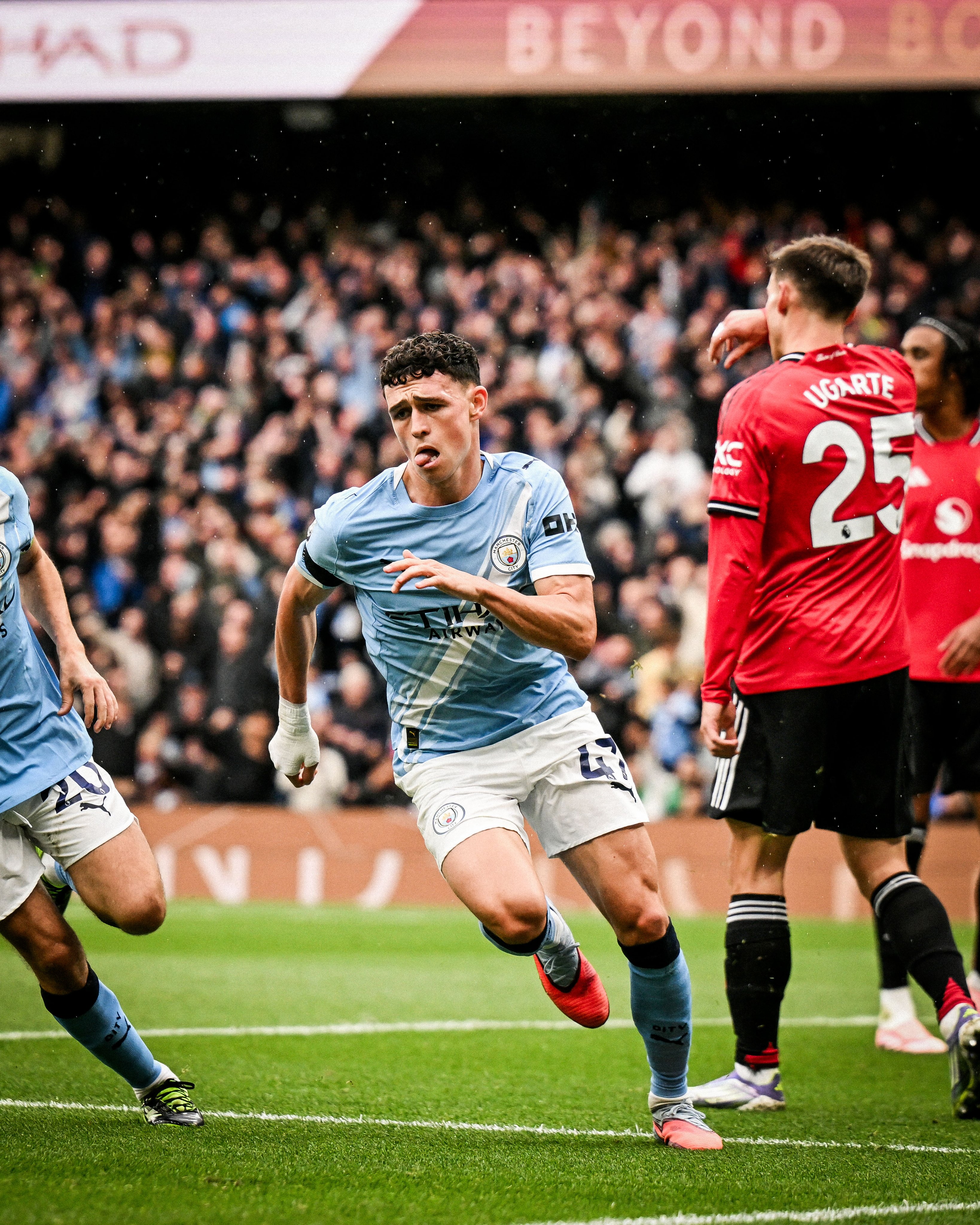 Foden ăn mừng trước MU