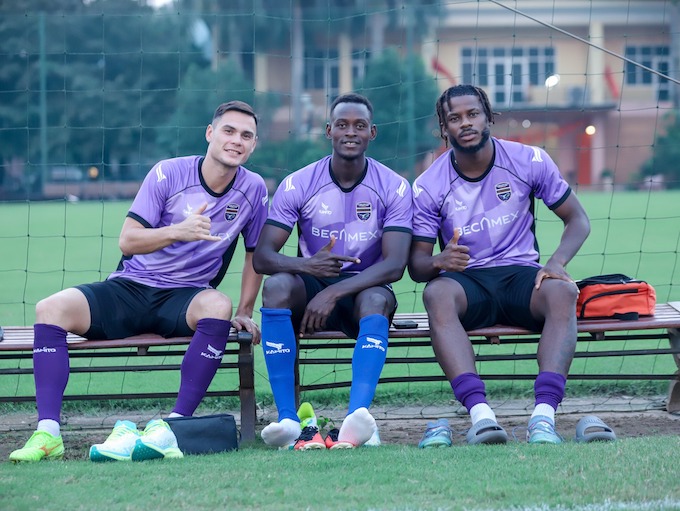 Hai chân sút người Nigeria về nước và biến mất cho đến nay. Ảnh: FBNV