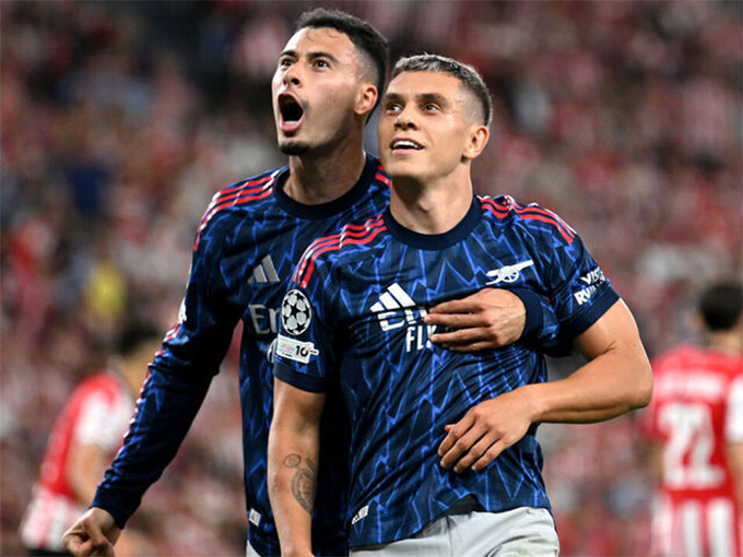 Martinelli và Troussard thay nhau tỏa sáng sau khi vào sân