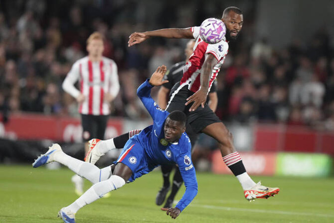 MU đang thiếu một "con quái vật" tuyến giữa như Caicedo (áo xanh)