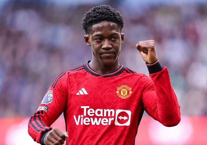 Mainoo nên được đá chính