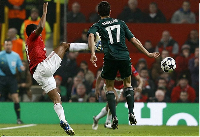 Nhiều người cho rằng pha vào bóng của Nani không đáng phải nhận thẻ đỏ