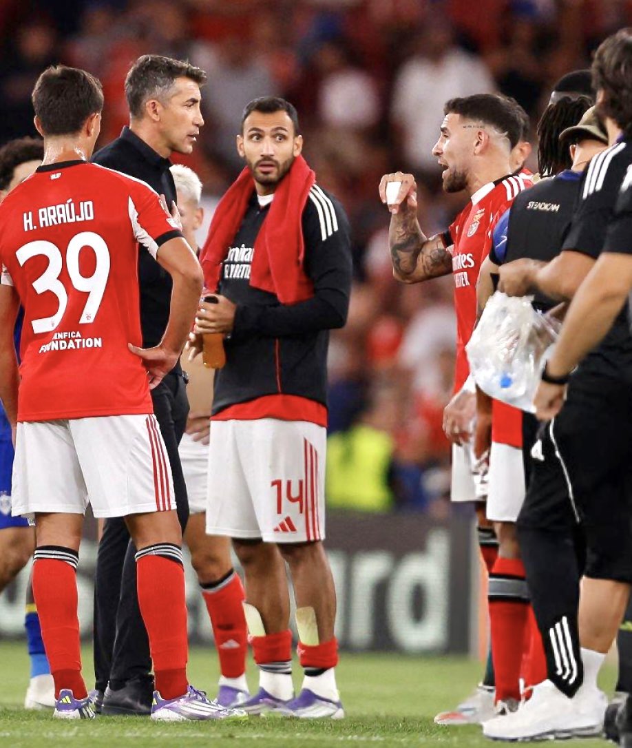 Benfica thay HLV Lage sau khi thất bại ở Champions League