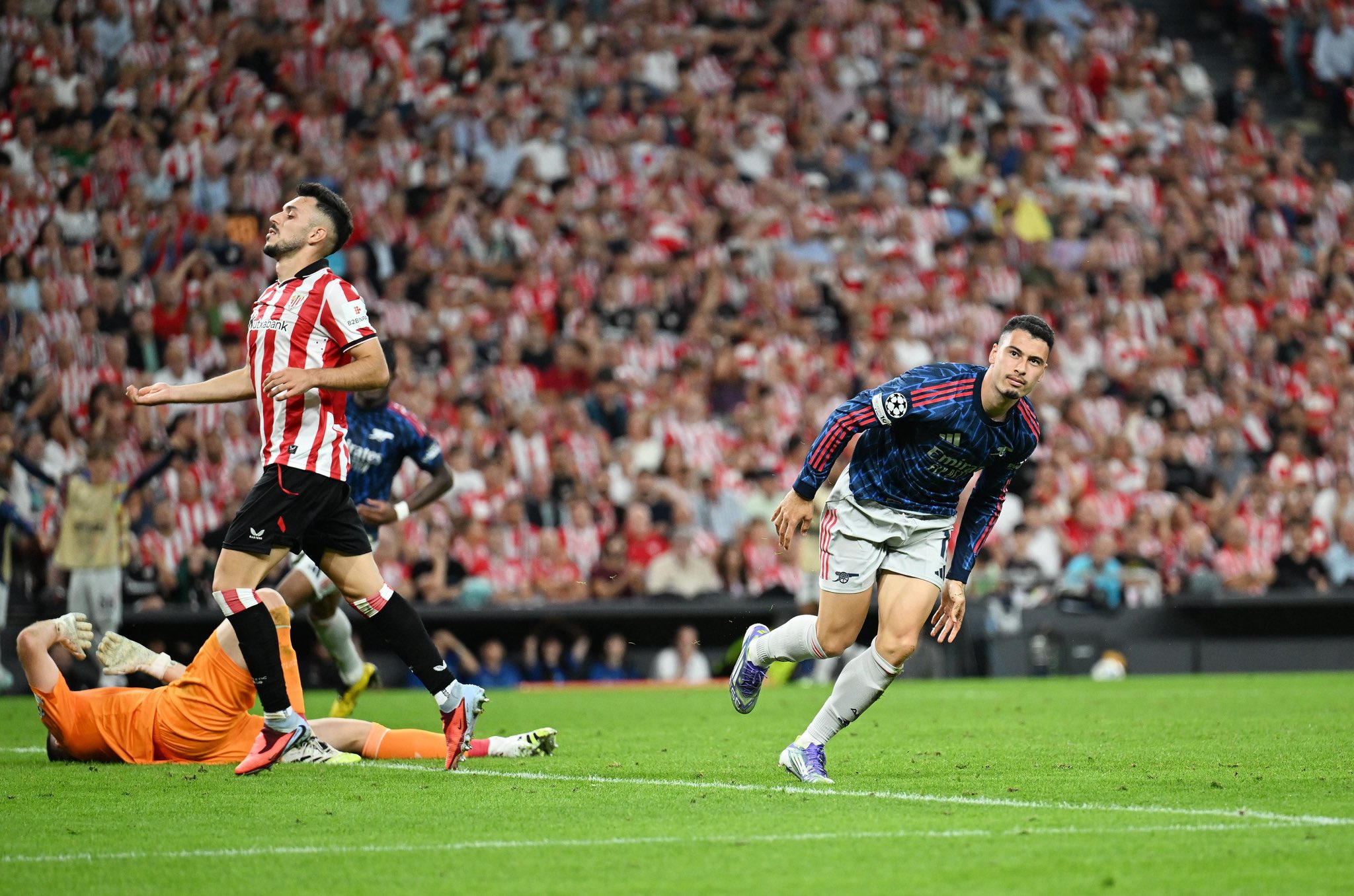 Martinelli tỏa sáng sau khi vào sân