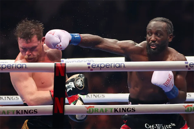 Terence Crawford thắng tuyệt đối Canelo Alvarez