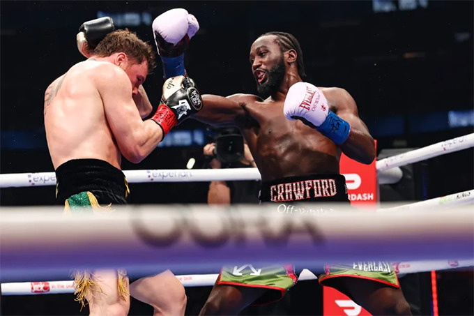 Terence Crawford (phải) bất ngờ tuyên bố sắp giải nghệ