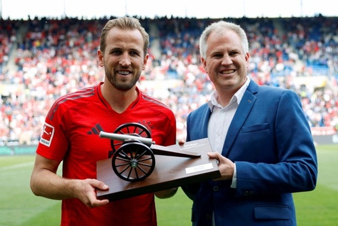 Kane (trái) ẵm luôn giải "Vua phá lưới" Bundesliga 2024/25