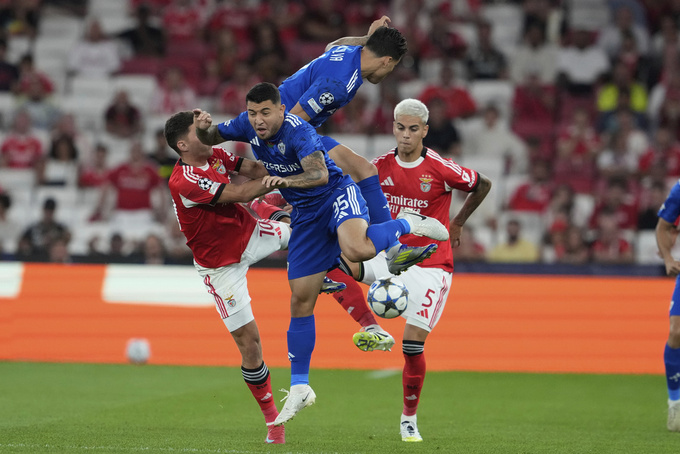 Bị Benfica dẫn 2 bàn từ sớm, nhưng Qarabag (áo xanh) vẫn giành 3 điểm ngoạn mục