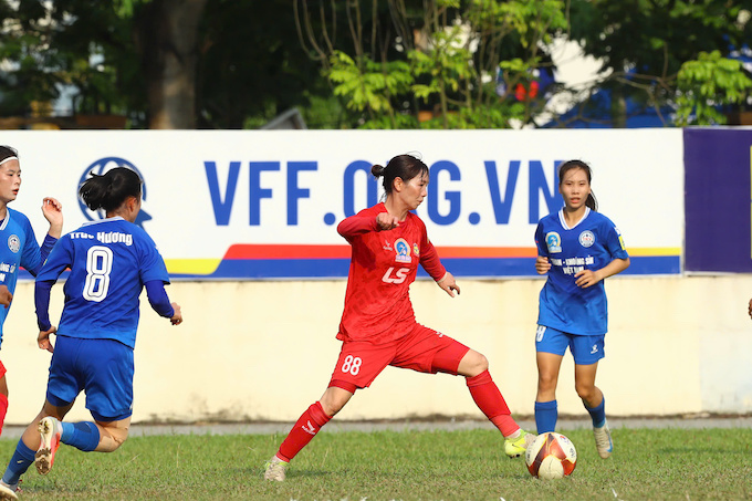 Thuỳ Trang (TP.HCM I) trong vòng vây của các cầu thủ Than KSVN. Ảnh: Phan Tùng