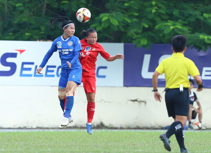 Được đánh giá cao hơn, nhưng TP.HCM I (áo đỏ( đã không thể vượt được Than KSVN. Ảnh: Phan Tùng