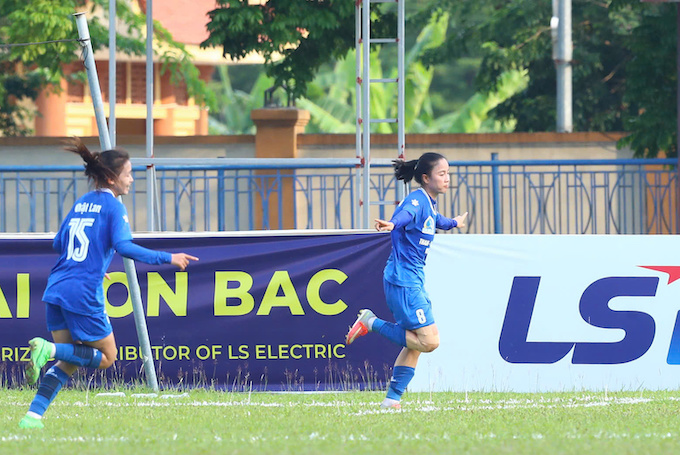 Niềm vui chiến thắng của các cầu thủ Than KSVN. Ảnh: Phan Tùng