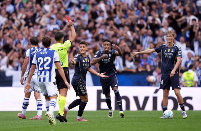 Dean Huijsen đã nhận 2 thẻ đỏ trong màu áo Real