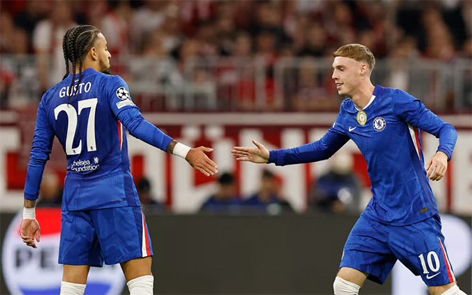 Palmer phối hợp rất ăn ý với Gusto khi đá lệch phải