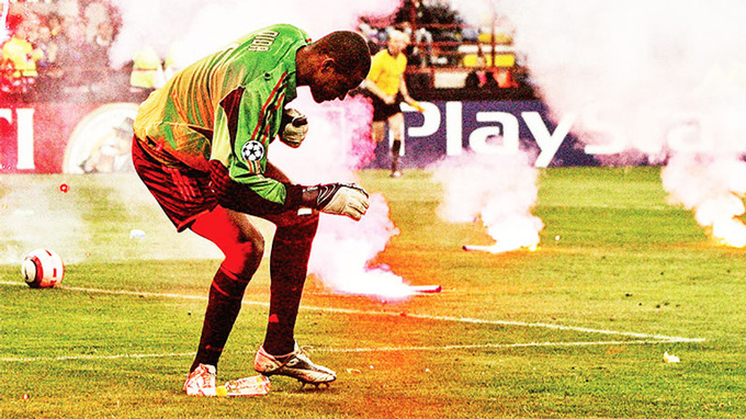 Trận đấu mất kiểm soát khi Inter bị thủng lưới, thủ thành Dida của Milan đã bị pháo sáng ném vào người