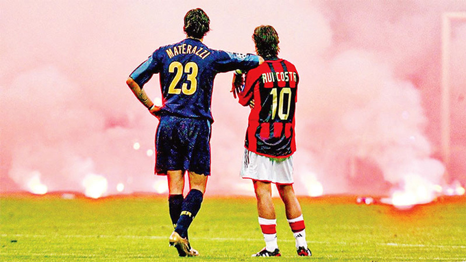 Tấm ảnh biểu tượng ra đời khi Materazzi và Rui Costa khoác vai nhau cùng nhìn về đám khói