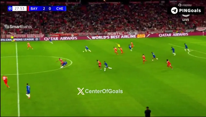 Tah và Pedro va chạm với nhau