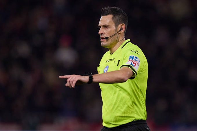 Ban đầu trọng T thổi phạt đền vì cho rằng bóng chạm tay Lenglet nhưng sau khi xem lại VAR ông đã thay đổi quyết định