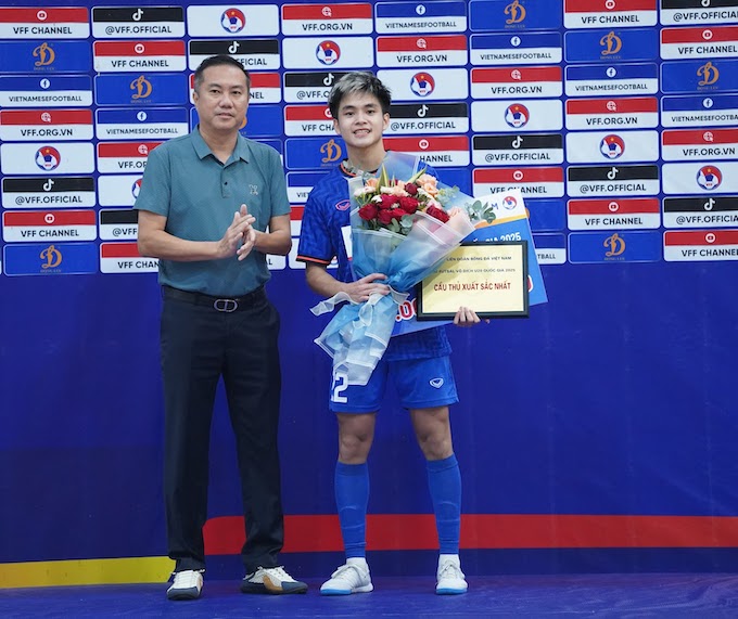Cầu thủ Nguyễn Hữu Bắc giành 2 danh hiệu cá nhân của giải. Ảnh: CTV