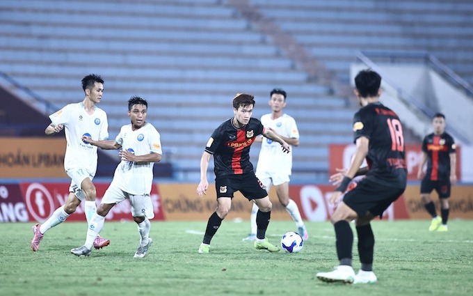 Hoàng Đức và các đồng đội ở Ninh Bình liệu có thắng được Nam Định. Ảnh: Quang Đương