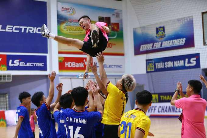 Niềm vui vô địch của thầy trò đội Thái Sơn Bắc. Ảnh: CTV