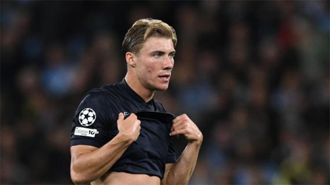 Truyền thông Italia gọi Hojlund là "bóng ma trên sân Etihad"