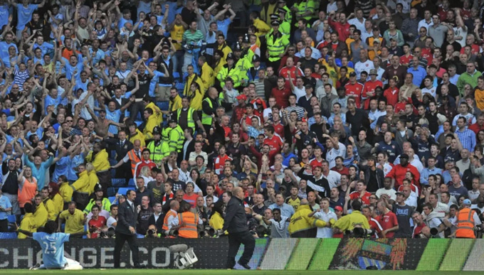 Adebayor khiến fan Arsenal điên tiết và vô cùng giận dữ