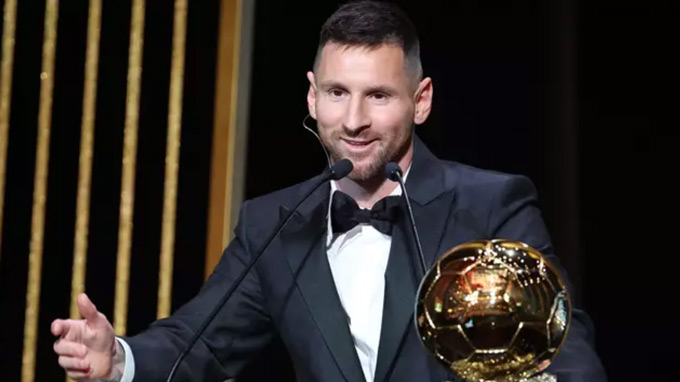 Messi phá vỡ nghi thức của Quả Bóng Vàng