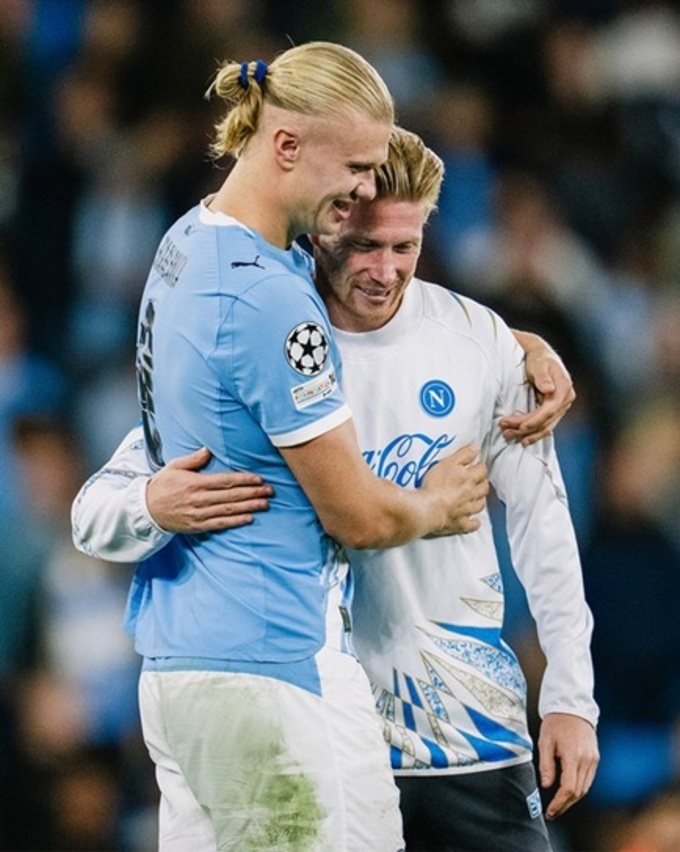 Tiền đạo Erling Haaland của Man City thân thiện với đồng đội cũ Kevin de Bruyne