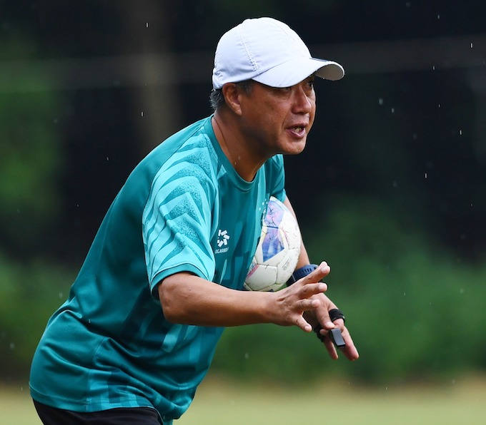 HLV Adachi của Hà Nội đang gặp nhiều thách thức ở cuộc đối đầu với Thể Công Viettel. Ảnh: Minh Dân