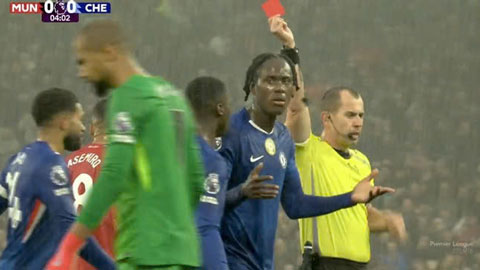  Robert Sanchez phạm lỗi thô thiển, MU chơi hơn người từ phút thứ 5